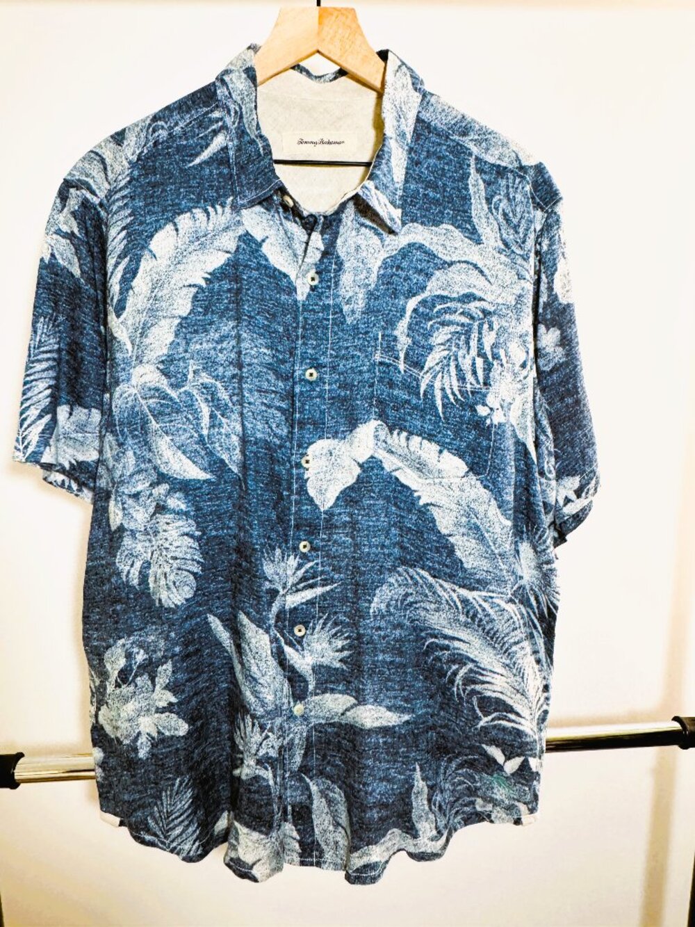 Tommy Bahama men's button down shirt. 100% Linen size Large.